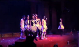 搞笑舞蹈视频,跟着节奏一起摇摆